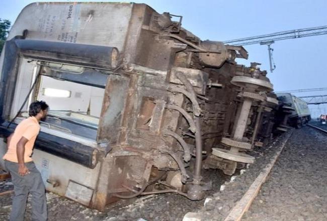 Duronto train derails near Kalaburagi; 2 dead