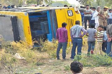 बच्चे बोलते रहे धीरे चलाओ, नशे में धुत ड्राइवर ने पलट दी स्कूल बस