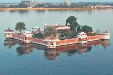 यहां पानी के बीच बना है मंदिर, दिखता है पूरे भारत का अक्स