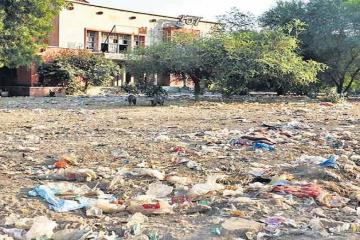 संभालने का जिम्मा लेकर निगम ने बृज टाकीज को बना दिया कचरा पात्र