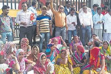 कांग्रेस कार्यकर्ताओं ने मांगों को लेकर निगम कार्यालय पर किया धरना-प्रदर्शन