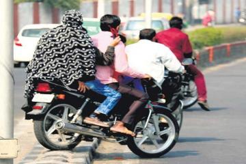 जान की नहीं परवाह, चालान से बचने के लिए डिवाइडर कूद कर जाते हैं रांग साइड