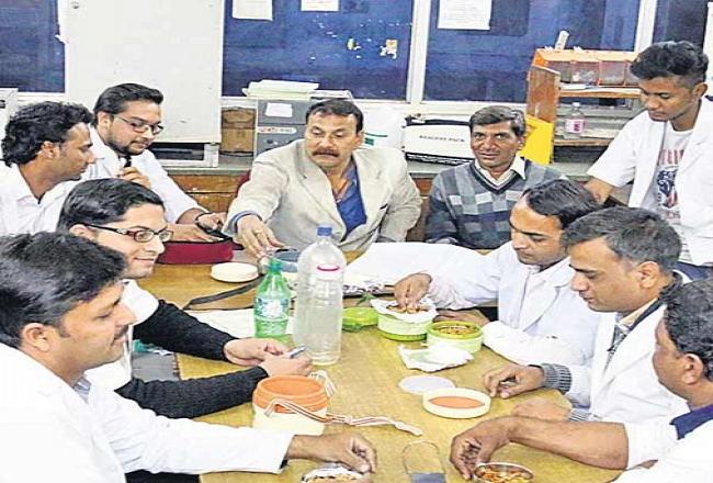 कहने को हाइली स्किल्ड, लेकिन वेतन स्किल्ड से भी कम, विरोध में दिन रात काम जारी