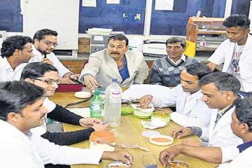 कहने को हाइली स्किल्ड, लेकिन वेतन स्किल्ड से भी कम, विरोध में दिन रात काम जारी
