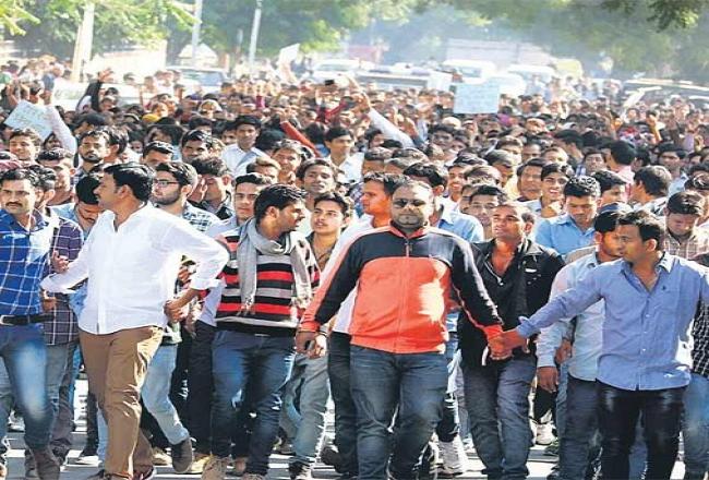 बीएड का कोर्स 1 से 2 साल करने का विरोध, सैकड़ों छात्र जुटे, 15 दिन का अल्टीमेटम दिया