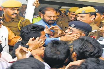 BJP विधायक ने DSP को मुंह पकड़कर धकेला, फिर बोले- गलती से टच हुआ होगा