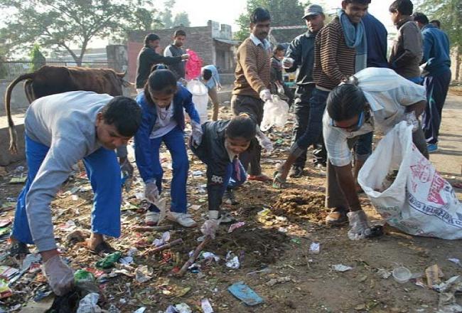 10 ट्रॉली हटाई, हजारों टन सड़कों पर, अब तो नकारो पॉलीथिन