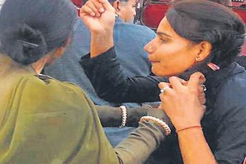 जाम लगाने पर महिला पुलिसकर्मी ने छात्रा के बाल पकड़कर खीचें