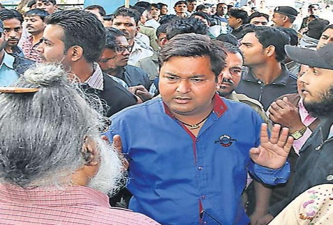 एमबीएस अस्पताल के सामने से हटाए गए अतिक्रमण, कार्रवाई का हुअा विरोध