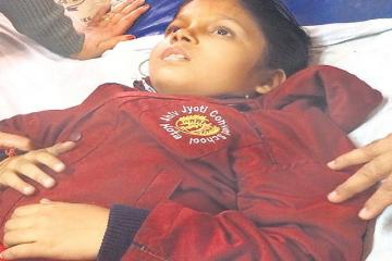 स्कूली मैजिक का दरवाजा खुला, सड़क पर गिरकर मासूम बेहोश