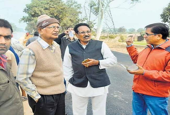 बच्चों को स्कूल ले जा रहा ड्राइवर नहर में उतरा, पैर फिसलने से बहा