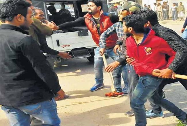 प्लॉट को लेकर चले बेसबॉल के बल्ले अौर पत्थर, दो गुटों में जमकर हुई लड़ाई