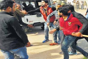 प्लॉट को लेकर चले बेसबॉल के बल्ले अौर पत्थर, दो गुटों में जमकर हुई लड़ाई