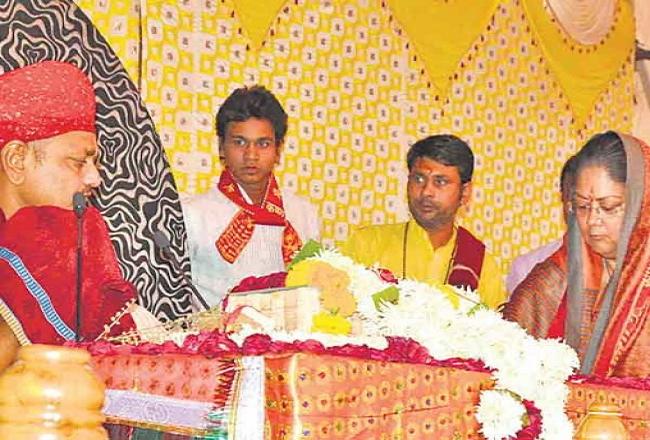 रोज मर रही हैं गायें, 36 कौमें रोकें पॉलीथिन का उपयोग: वसुंधरा