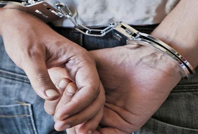 कार रेसिंग करते हुए रोड पर जमकर लड़े युवक, गिरफ्तार