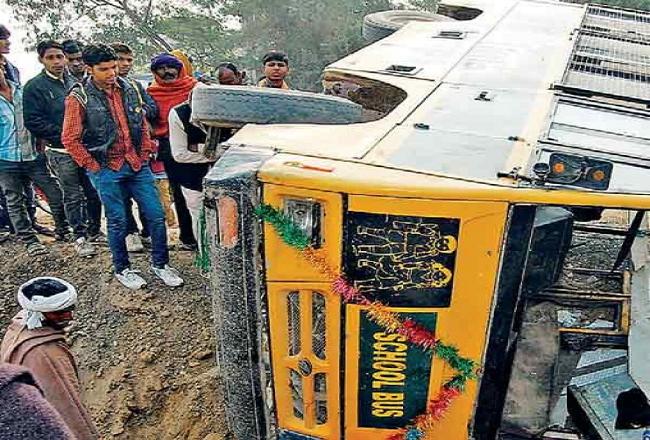 स्कूल बस पलटी, घायल बच्चों को ले जा रही एंबुलेंस का भी एक्सीडेंट, सभी सुरक्षित