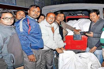 जीएमए प्लाजा में तीन व्यापारियों पर छापा, 750 किलो पॉलीथिन पकड़ी