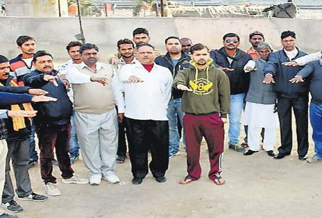 कपड़े के कैरीबैग में दे रहे सामान, दुकानदार बोले- नहीं इस्तेमाल करेंगे पॉलीथिन