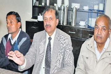 एमबीएस अस्पताल की जमीन से नजर हटा ले प्रशासन, 1 इंच जमीन नहीं लेने देंगे
