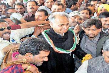 कोटा में निजी यात्रा पर आए थे पूर्व CM गहलोत, बोले- सरकार का शासन पर कंट्रोल खत्म