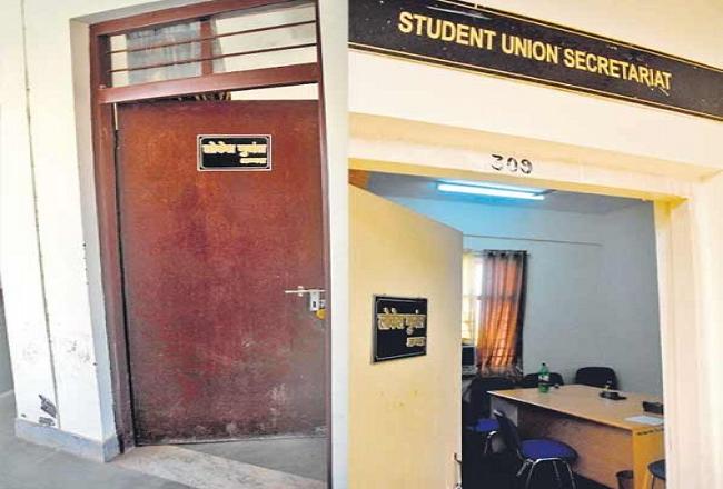यूनिवर्सिटी में क्लास के लिए रूम नहीं, छात्रसंघ अध्यक्ष के पास दो कमरे