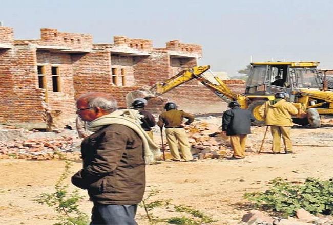 30 करोड़ की सरकारी जमीन पर निजी योजना बनाकर बेची, 30 बीघा पर चला बुलडोजर