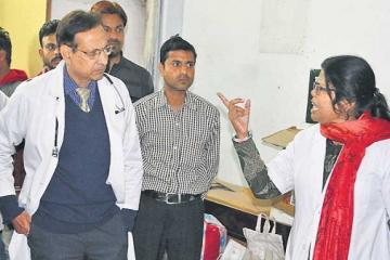 CMHO के सामने जेके लोन अधीक्षक व महिला कर्मचारी में नोकझोंक