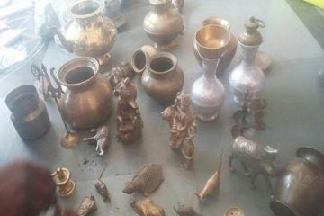 तस्कर के घर रेड, पुलिस को मिली एंटीक मूर्तियां और सिक्के