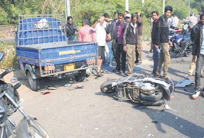 युवक को पहले कार ने मारी टक्कर, फिर ऊपर से निकल गया ऑटो