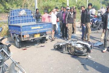 युवक को पहले कार ने मारी टक्कर, फिर ऊपर से निकल गया ऑटो