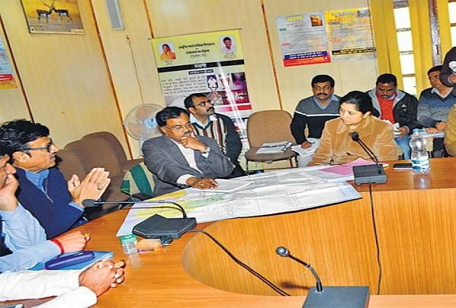 मंत्री ने अफसर को जोड़े हाथ, बोले मेरे क्षेत्र में मीठा पानी तो पिला दो