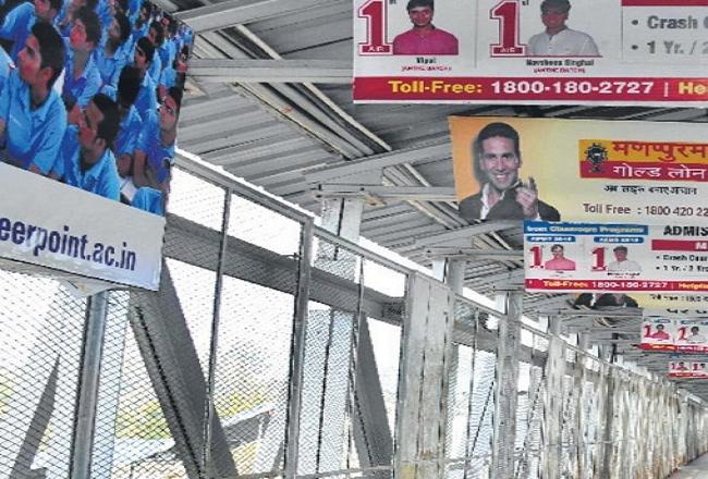 फुटओवरब्रिज पर विज्ञापनों की हद प्लेटफाॅर्म के संकेतक तक दबा दिए