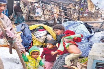 जब ठिठुरता शहर रजाई में था तब दशहरा मैदान ‘साफ’, ठिठुर रहे थे मासूम