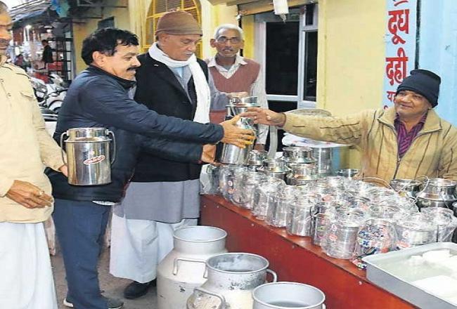 दूध वाले लालाजी का नो पॉलीथिन फॉर्मूला- ‘फ्री पकड़ो केटली’