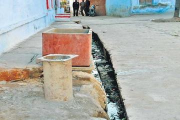 80 हैंडपंप लगे हैं! 35 को एक महीने से ढूंढ़ रहे पार्षद, 5 जमीन में दफन मिले