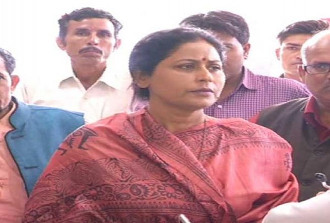 महिला आयोग की अध्यक्ष से बच्चियां बोलीं- मैडम खाना भी पूरा नहीं मिलता