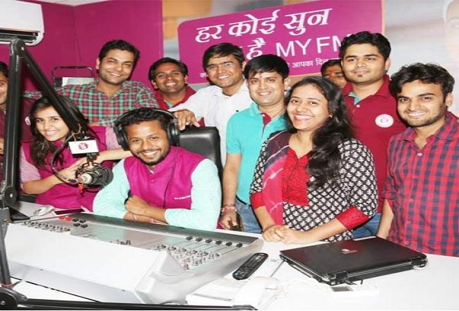 आठ साल से हर दिल अजीज बना माय एफएम, ऐसे होता है songs सिलेक्शन