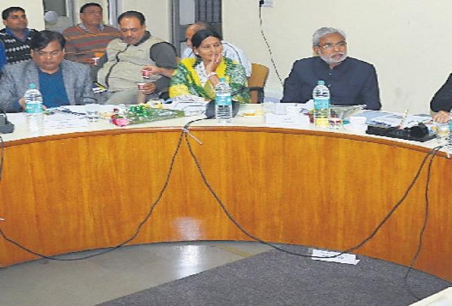 सीवरेज प्रोजेक्ट का काम नहीं कर पा रही है तो कंपनी को ब्लैक लिस्ट कर दो