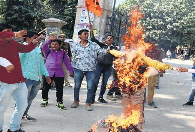 एबीवीपी ने फूंका राज्य सरकार का पुतला, रैगिंग के खिलाफ किया प्रदर्शन