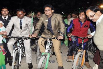 साइकिल पर बरात लेकर पहुंचा दूल्हा, Relatives ने गिफ्ट में दिए पौधे