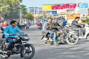 चालान से बचने के लिए हादसे को दावत, एरोड्रम के पास बाइकर्स जाते हैं रॉन्ग साइड