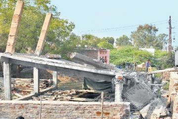 अतिक्रमण हटाने में भी भेदभाव बरता दो हटाए, बाकी को छोड़ा