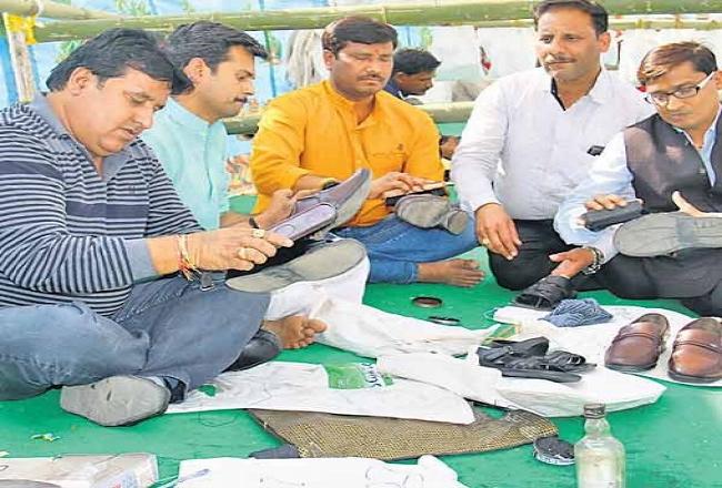 अनूठी पहल: भक्तों के जूते-चप्पल की हो रही सेवा