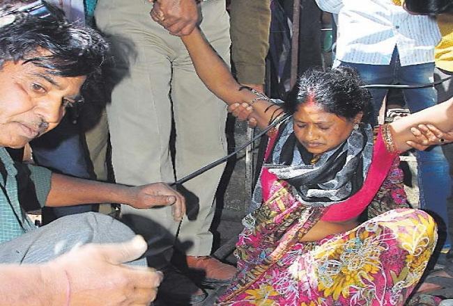 काॅउ कैचर में फिर फंसा महिला का पैर, डेढ़ घंटे बाद रॉड को काटकर निकाला