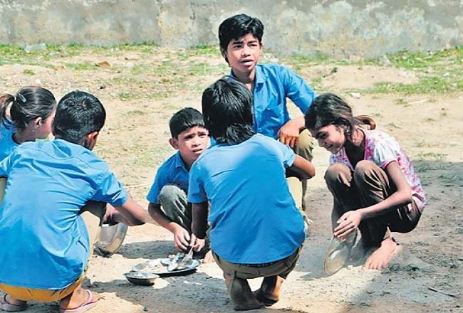 गणेशपाल के स्कूल में पानी तक नहीं, राख से मांज रहे बच्चे बर्तन