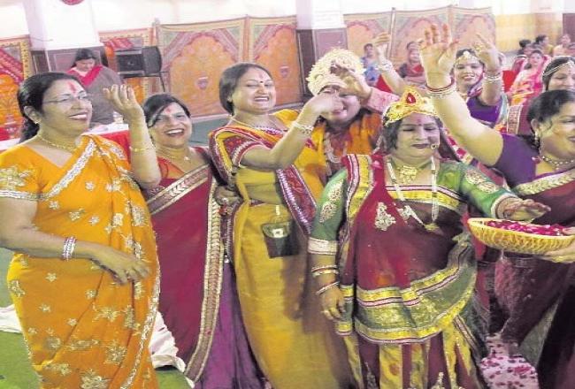 कान्हा संग होरी खेले ब्रज की गोरी गीत पर थिरकीं महिलाएं, कई को मिला पुरस्कार