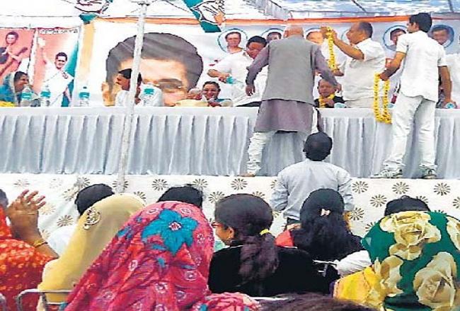 एक दूसरे के कट्‌टर विरोधी रहे दिग्गज आए साथ, धारीवाल व भरतसिंह मिले गले