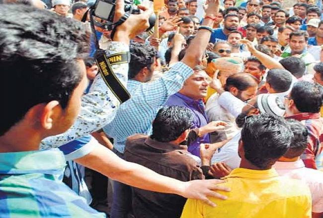 40 साल से बंद मंदिर के ताले खुले विवाद के बीच विधायकों ने की पूजा