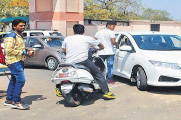 खड़े गणेशजी पर भक्तों से होती है वसूली, रात काे पोल खुली तो भागे ठेकेदार के गुंडे
