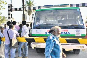 रेलवे फाटक पर 10 मिनट तक फंसी रही एंबुलेंस, घायल शख्स की मौत
